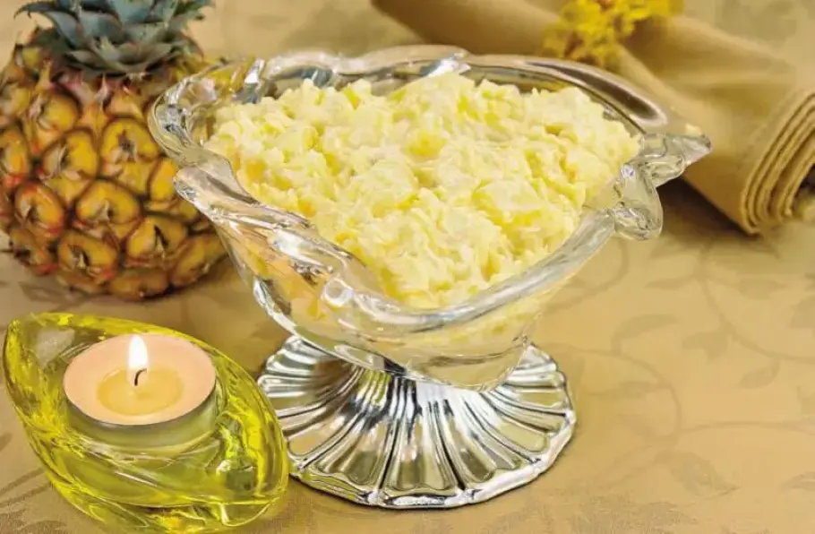 Фото готового рецепта Салат с сыром и ананасами