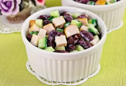 Фото Салат с куриными  грудками и фасолью
