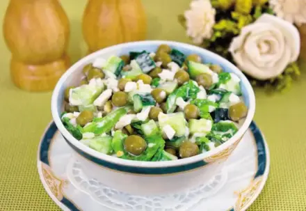 Фото Салат с огурцами, зеленым горошком и яйцами