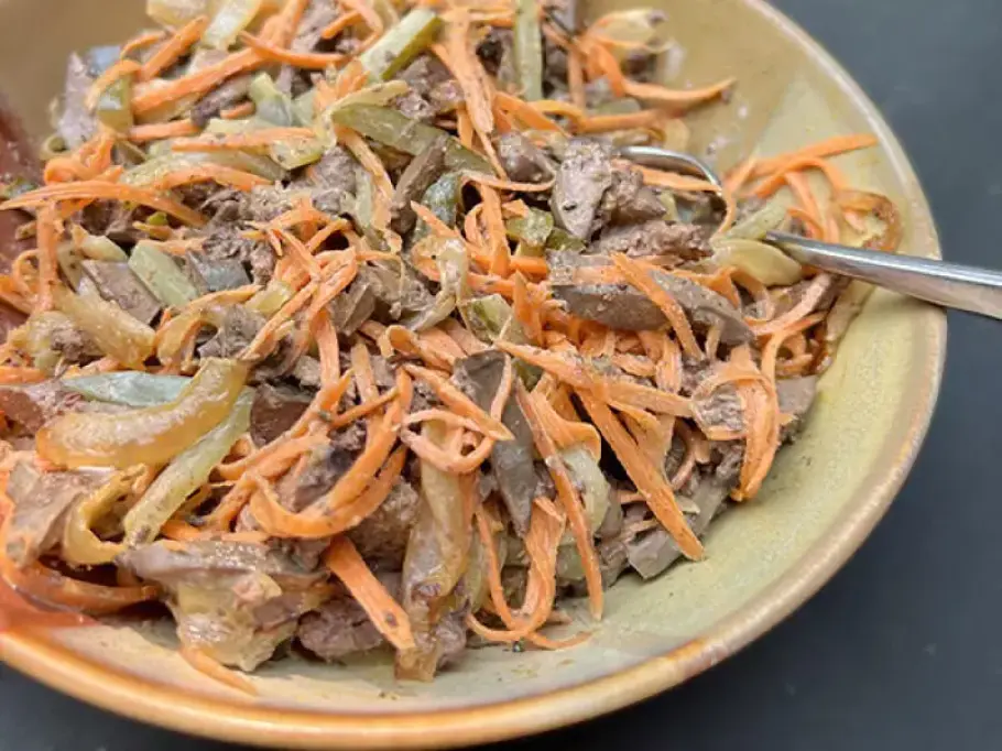 Фото готового рецепта Салат из куриной печени с маринованной морковью и солеными огурцами