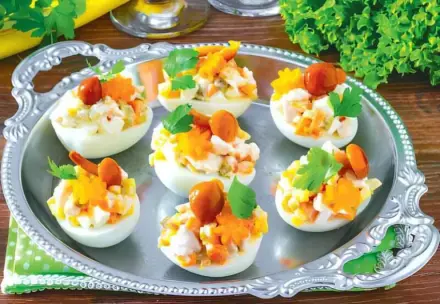 Фото Фаршированные яйца с мясом, опятами и огурцами