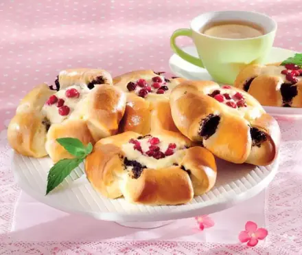 Фото Булочки с клюквой, творогом и маком