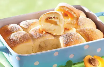 Фото Булочки с творогом и персиками в молоке