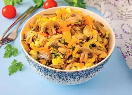 Фото Куриный салат с грибами и морковкой