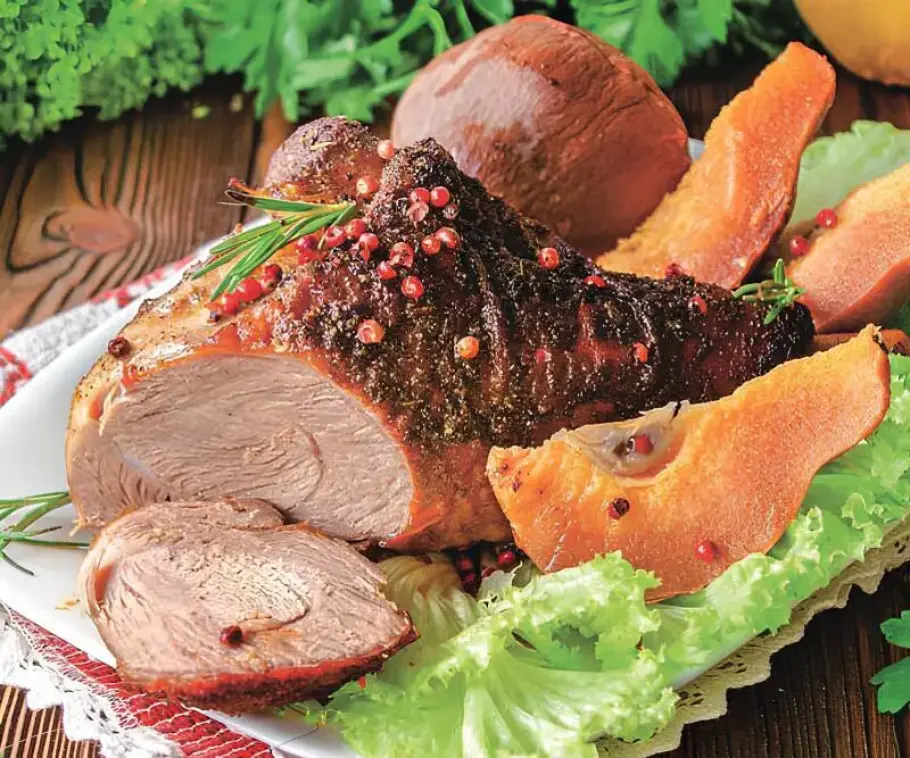 Фото готового рецепта Запечённая нога с айвой