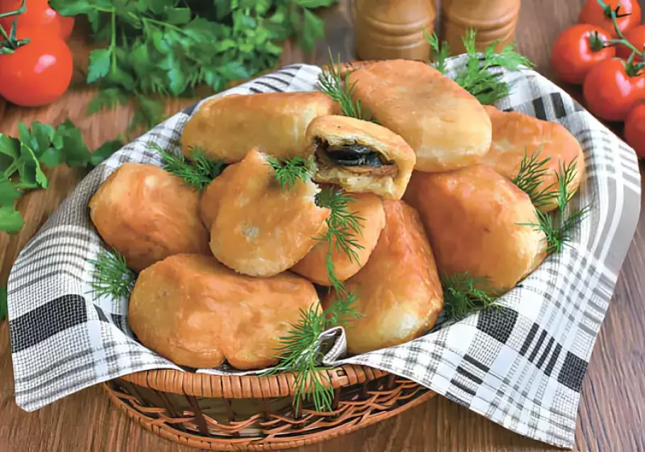Фото готового рецепта Жаренные пирожки с грибами и картофелем