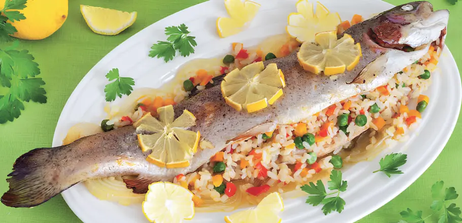 Фото готового рецепта Форель, фаршированная рисом и овощами