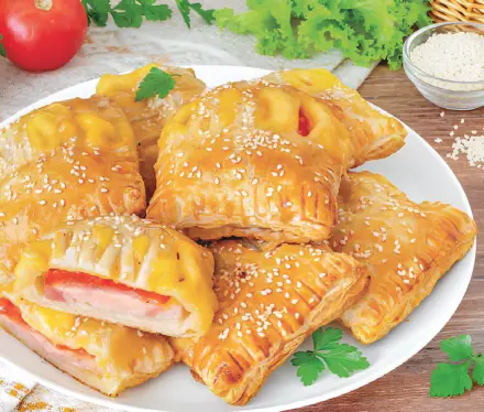 Фото Слойки с помидором и сыром