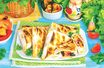 Фото Овощи с сыром и шашлыком в лаваше
