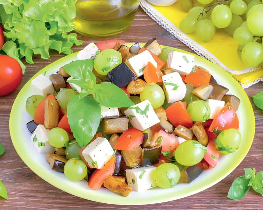 Фото готового рецепта Салат виноградом, баклажанами и сыром