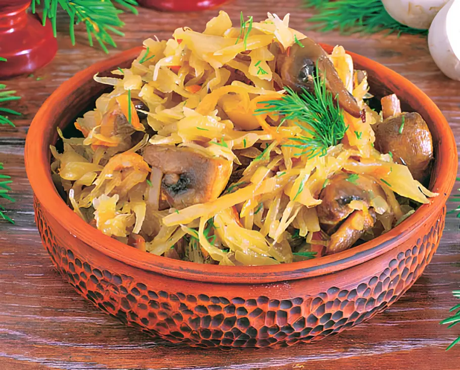 Фото готового рецепта Квашеная капуста, тушенная с грибами