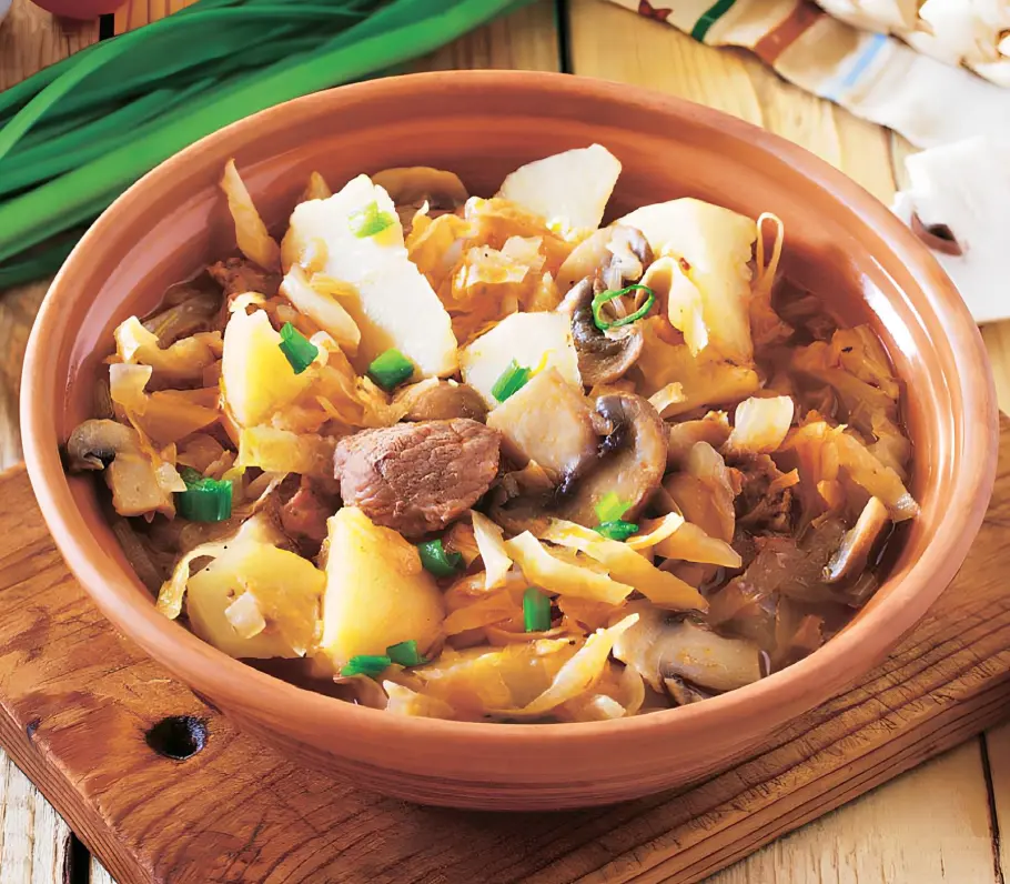 Фото готового рецепта Тушенная капуста с мясом и грибами