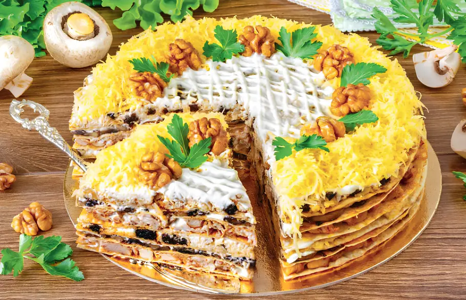 Фото готового рецепта Закусочный торт из лаваша с курицей, черносливом, грибами