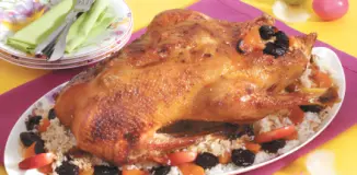 Ароматная утка, фаршированная яблоками, рисом и сухофруктами