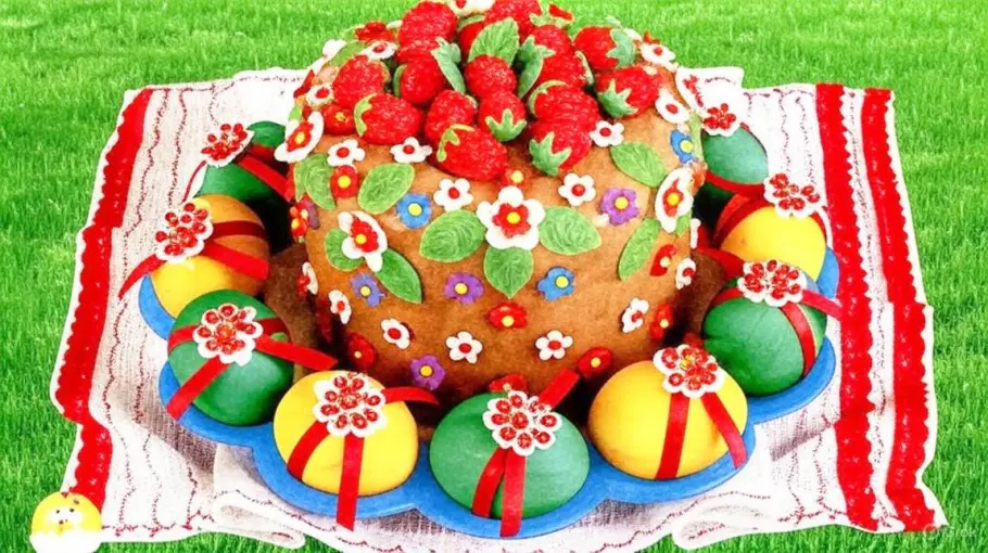 Фото готового рецепта Слоёный кулич с джемом и орехами