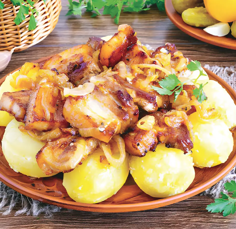 Фото готового рецепта Сочная жареная грудинка с луком