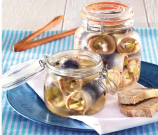 Рецепт Маринованная селёдка с огурцами и пряностями