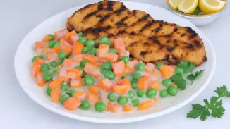 Гарнир из моркови и горошка в сливочном соусе
