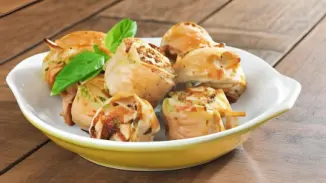Рецепт Курица в беконе с освежающим розовым маринадом