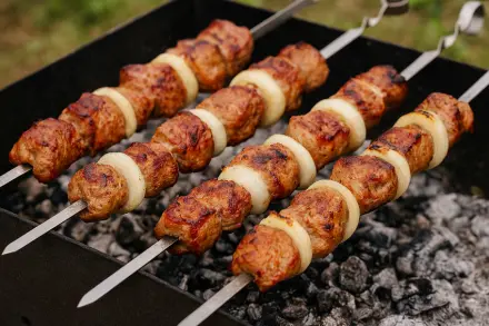 Фото Сочный шашлык из свинины на мангале с уксусом и луком