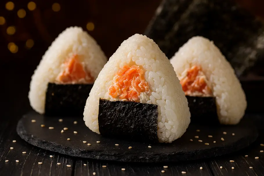 Фото готового рецепта Онигири с лососем и сливочным сыром