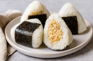 Превью рецепта Онигири с тунцом и майонезом