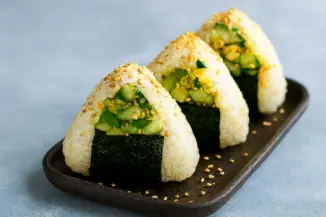 Превью рецепта Вегетарианские онигири с авокадо и огурцом
