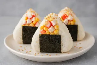 Превью рецепта Онигири с крабовыми палочками и кукурузой