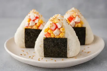 Фото Онигири с крабовыми палочками и кукурузой