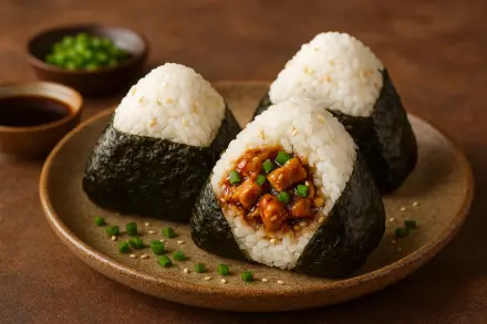 Фото Онигири с курицей терияки