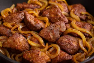 Превью рецепта Жареная печень с луком: нежная, сочная и без горечи