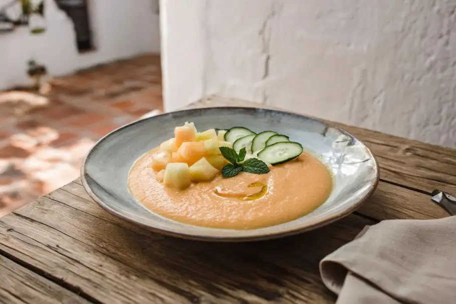 Фото готового рецепта Фруктово-овощной гаспачо с дыней и перцем