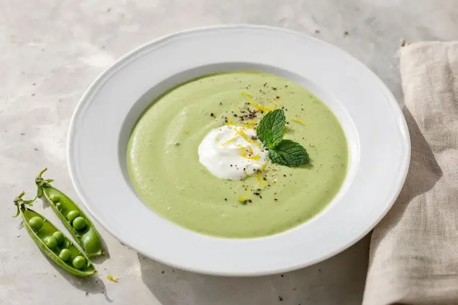 Фото готового рецепта Холодный суп из зелёного горошка с мятой