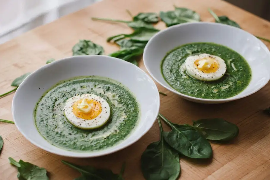 Фото готового рецепта Шпинатный суп на пару с яйцом