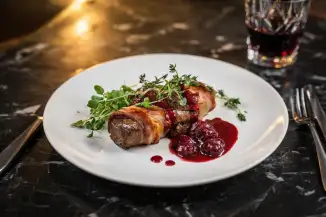 Превью рецепта Телячья печень в беконе с вишневым соусом - ресторанный рецепт