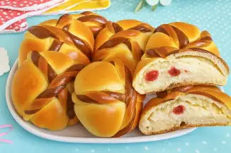 Превью рецепта Булочки с творогом и вишней