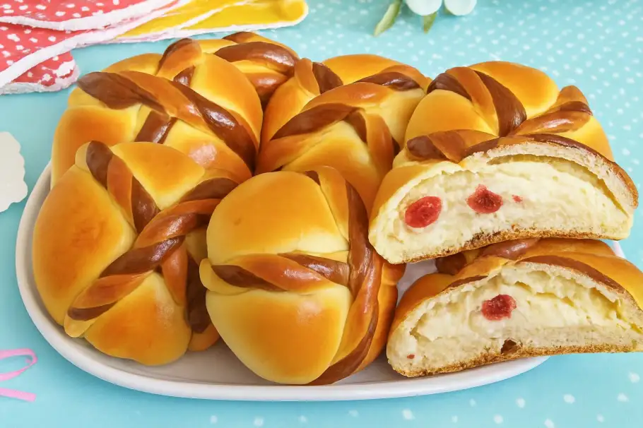 Фото готового рецепта Булочки с творогом и вишней