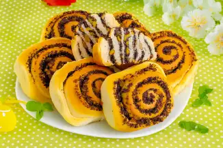 Превью рецепта Булочки с маком, изюмом и орешками