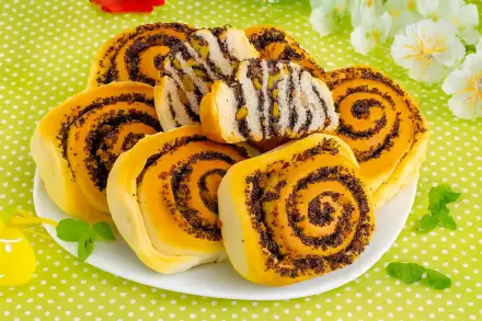 Фото Булочки с маком, изюмом и орешками