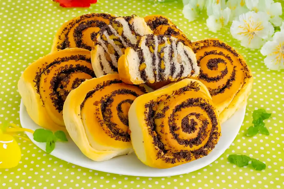 Фото готового рецепта Булочки с маком, изюмом и орешками