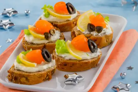 Фото Канапе с красной рыбой и творожным крем-сыром