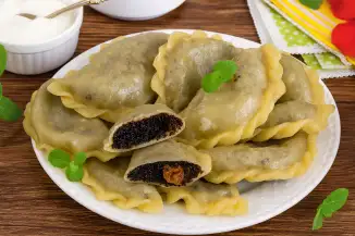 Превью рецепта Нежные вареники с маково-изюмной начинкой и лимонной цедрой