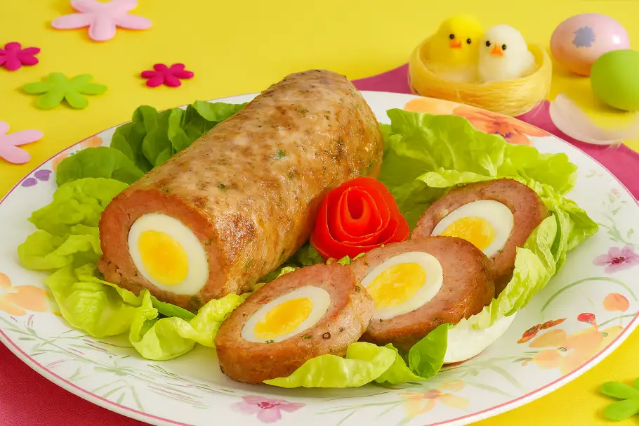 Фото готового рецепта Мясной рулет с яйцом