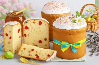 Превью рецепта Медовый кулич с вишней и орехами