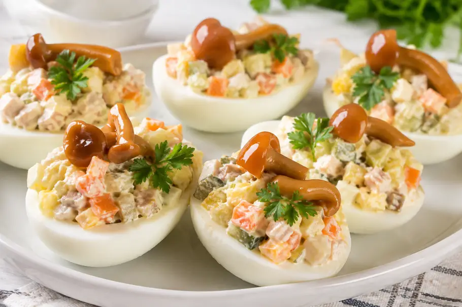 Фото готового рецепта Фаршированные яйца с мясом, опятами и огурцами