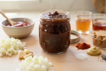 Фото Американский соус Барбекю с копченым вкусом и бурбоном