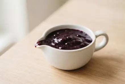Фото Соус из черники с сахаром и корицей