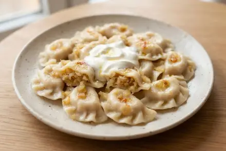 Фото Вареники с квашеной капустой и луком