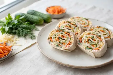 Фото Рулет из лаваша с сыром и овощами