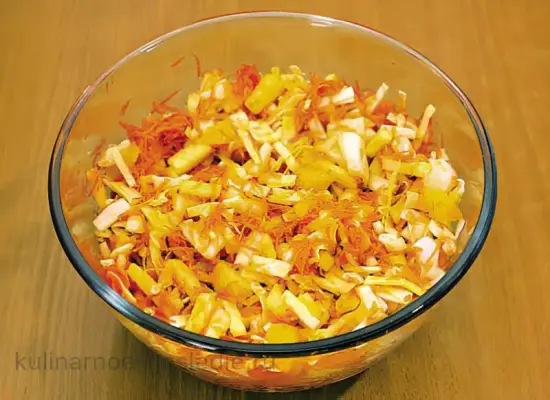 Салат с капустой, яблоками и апельсинами - шаг 7 (изображение)